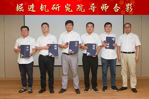 掘進(jìn)機(jī)研究院導(dǎo)師合影.jpg